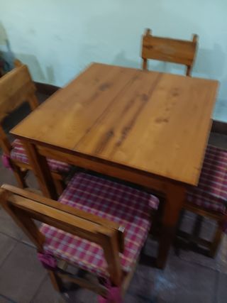 Mesa y 4 sillas madera olmo