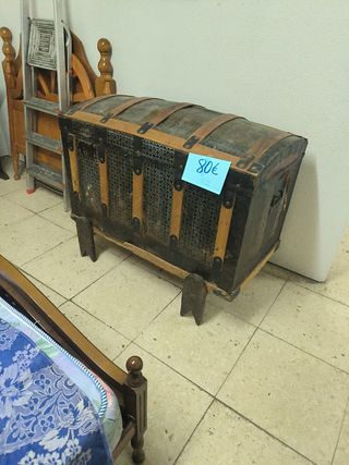 Baúl antiguo madera y metal