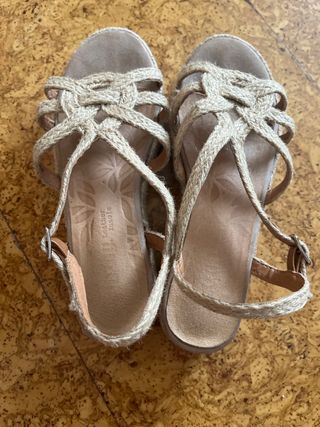Sandalias beige cuero