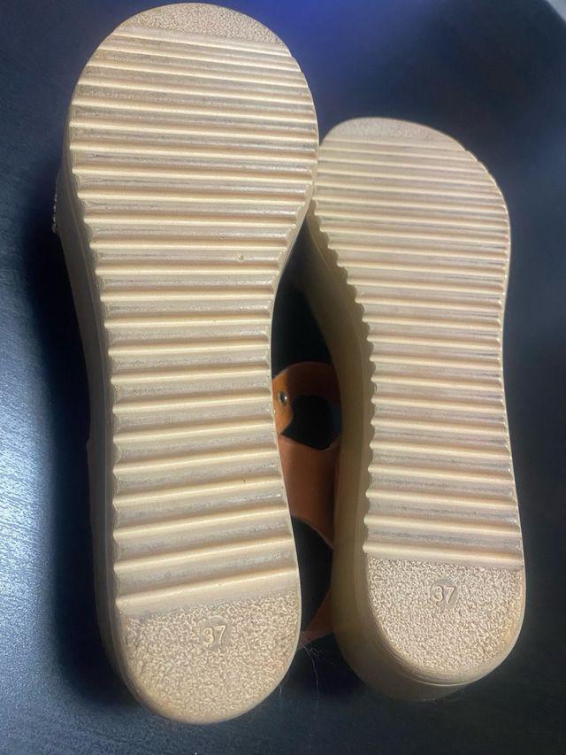 Sandália plataforma castanho com brilhantes