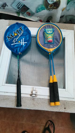 3 Raquetas bádminton y 2 de tenis