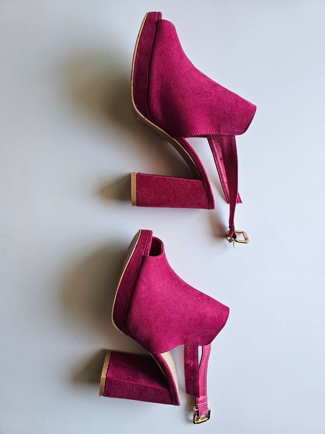 Sandalias tacón fucsia puestas un rato