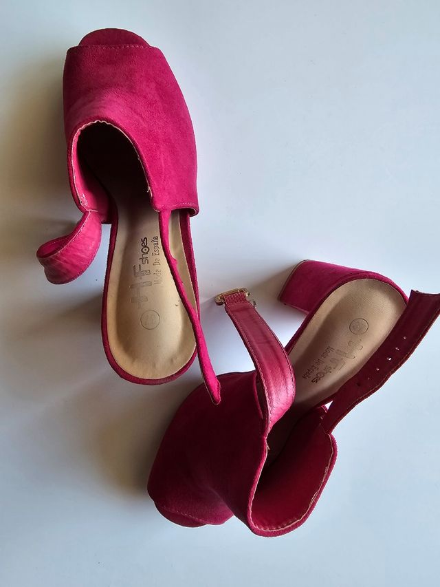 Sandalias tacón fucsia puestas un rato