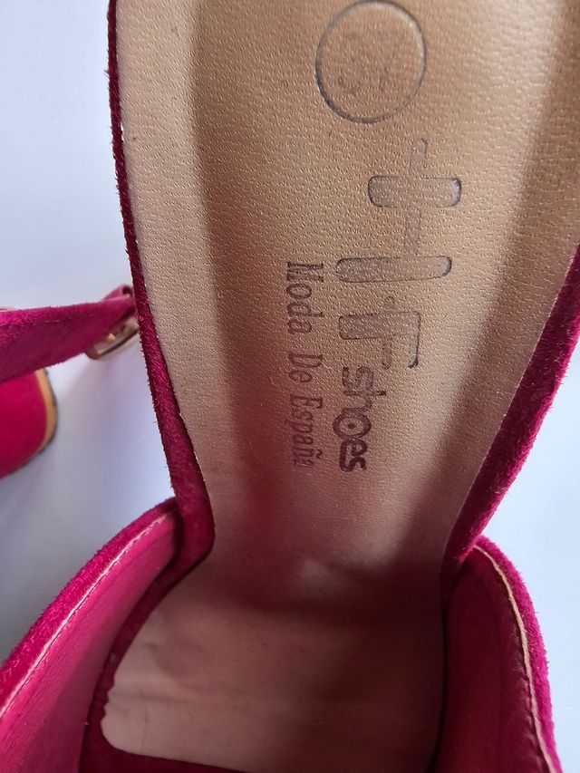 Sandalias tacón fucsia puestas un rato