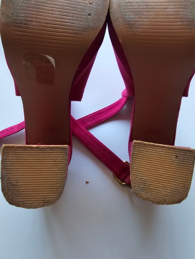 Sandalias tacón fucsia puestas un rato