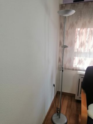 Lámpara pie moderna gris plata