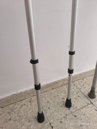 Muletas para andar.