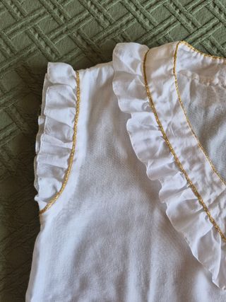 Blusa blanca y dorada
