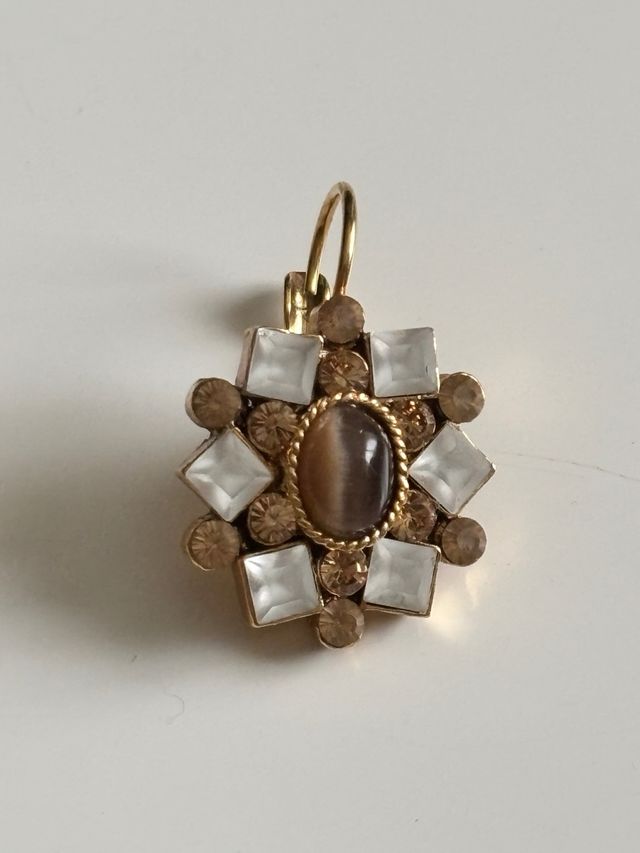 Pendientes dorados con piedras color nácar