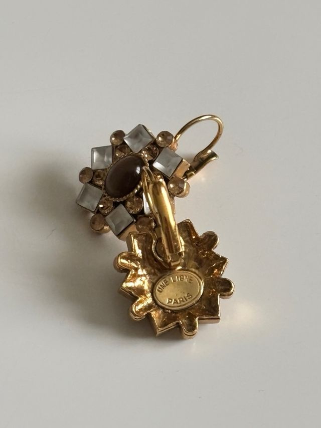 Pendientes dorados con piedras color nácar