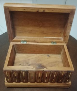 Caja secreta madera tallada