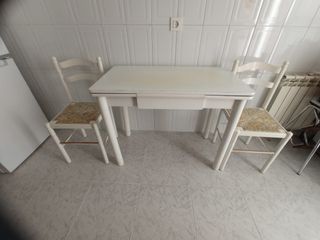 Mesa cocina blanca + 2 sillas.