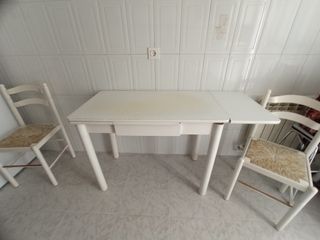 Mesa cocina blanca + 2 sillas.