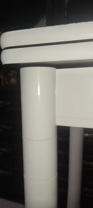 Mesa cocina blanca + 2 sillas.