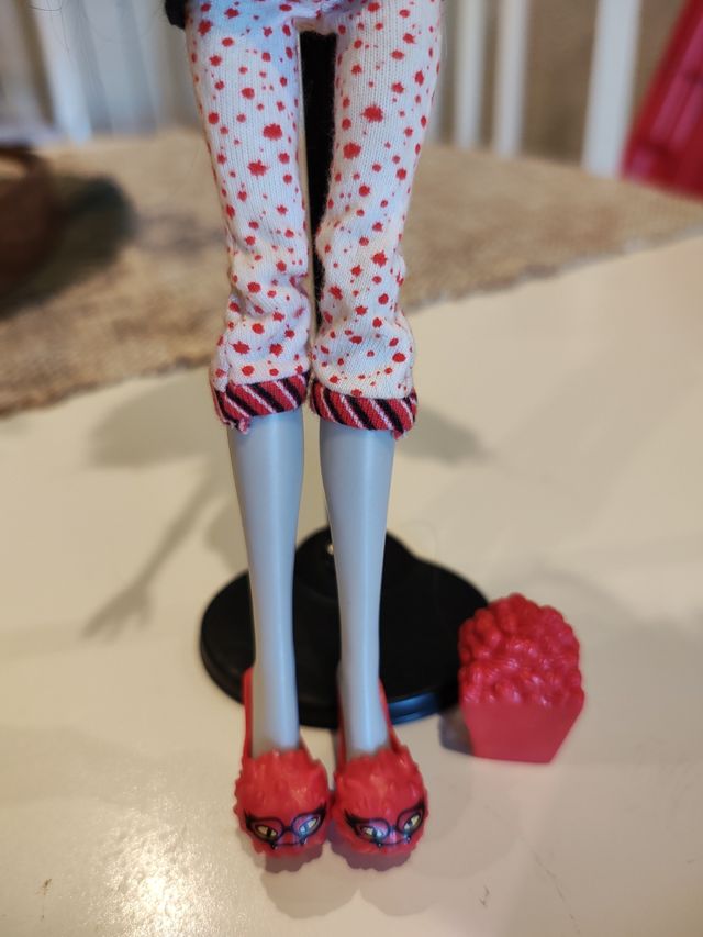 Muñeca Monster High Goulia Yelps Pijama