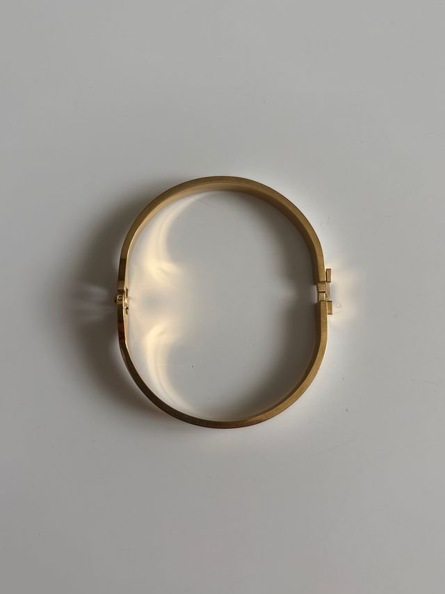 Pulsera dorada y blanca