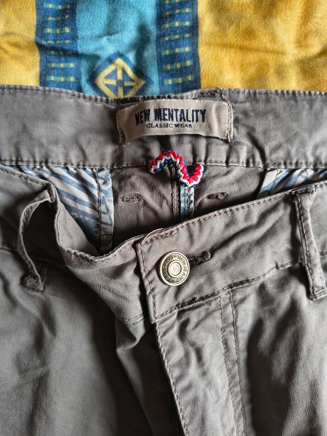 Pantaloni corti Bermuda scuri con tasche 