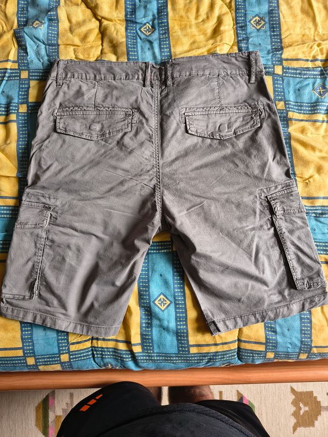 Pantaloni corti Bermuda scuri con tasche 