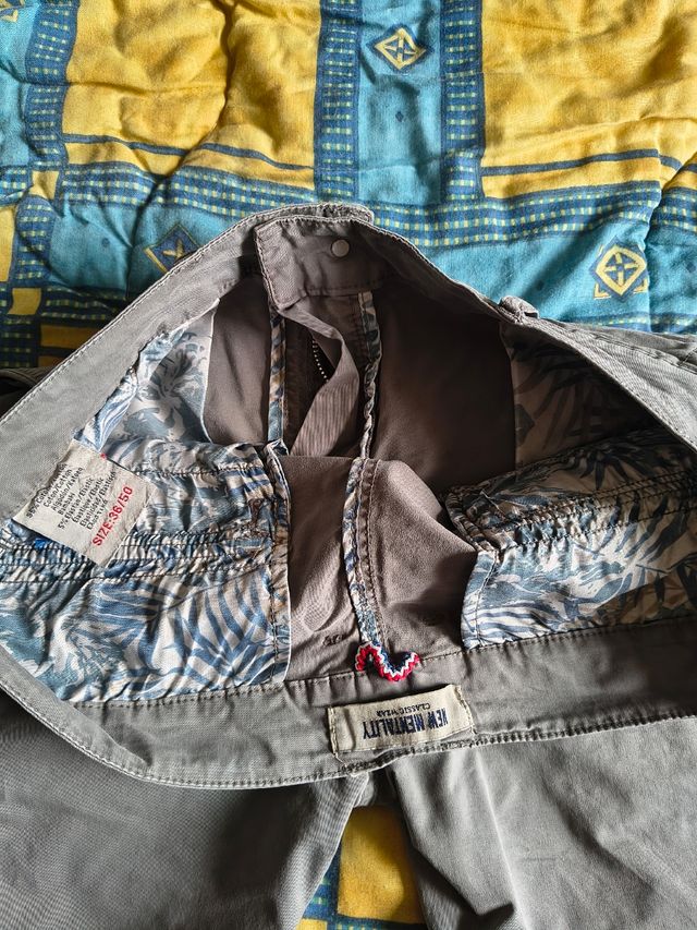 Pantaloni corti Bermuda scuri con tasche 