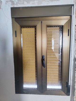 Una Ventana aluminio con persiana