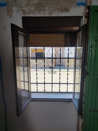 Una Ventana aluminio con persiana