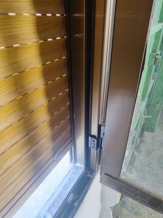 Una Ventana aluminio con persiana