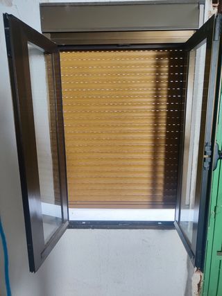 Una Ventana aluminio con persiana