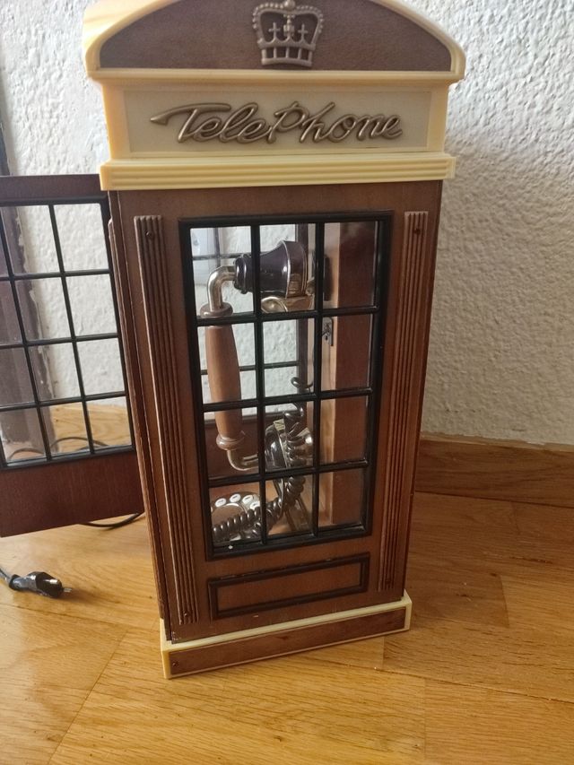 Teléfono cabina inglés antiguo