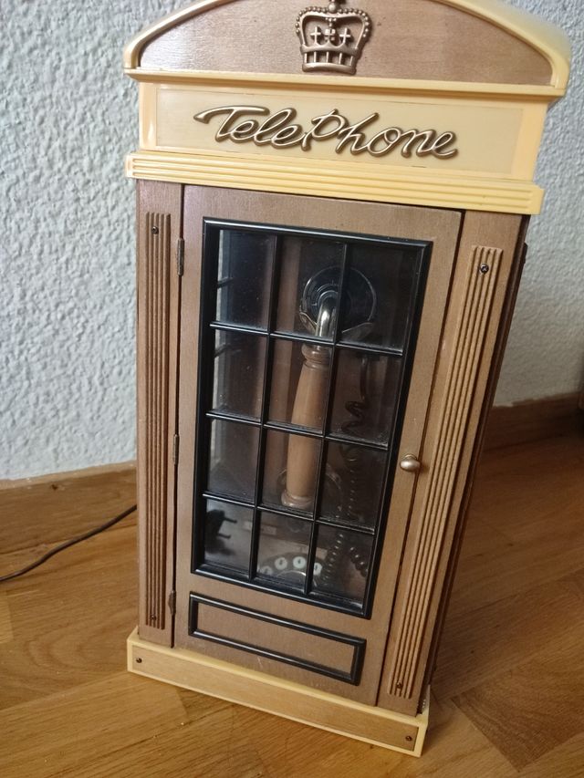 Teléfono cabina inglés antiguo