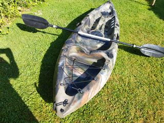 Kayak de pesca y paseo con remo.