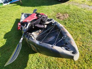 Kayak de pesca y paseo con remo.