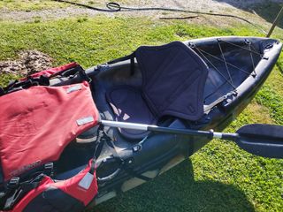 Kayak de pesca y paseo con remo.