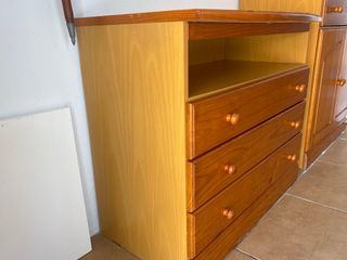 Mueble madera pino: vitrina + cajonera