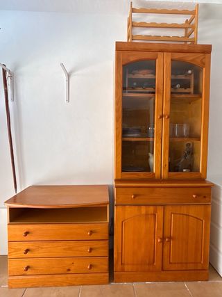 Mueble madera pino: vitrina + cajonera