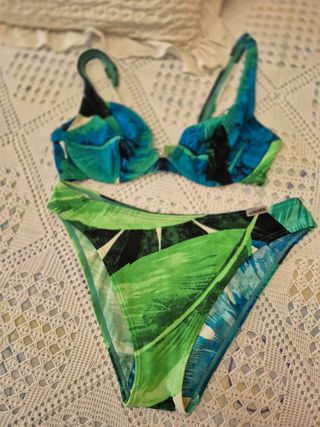Bikini hojas verdes y azules
Muy buen estado