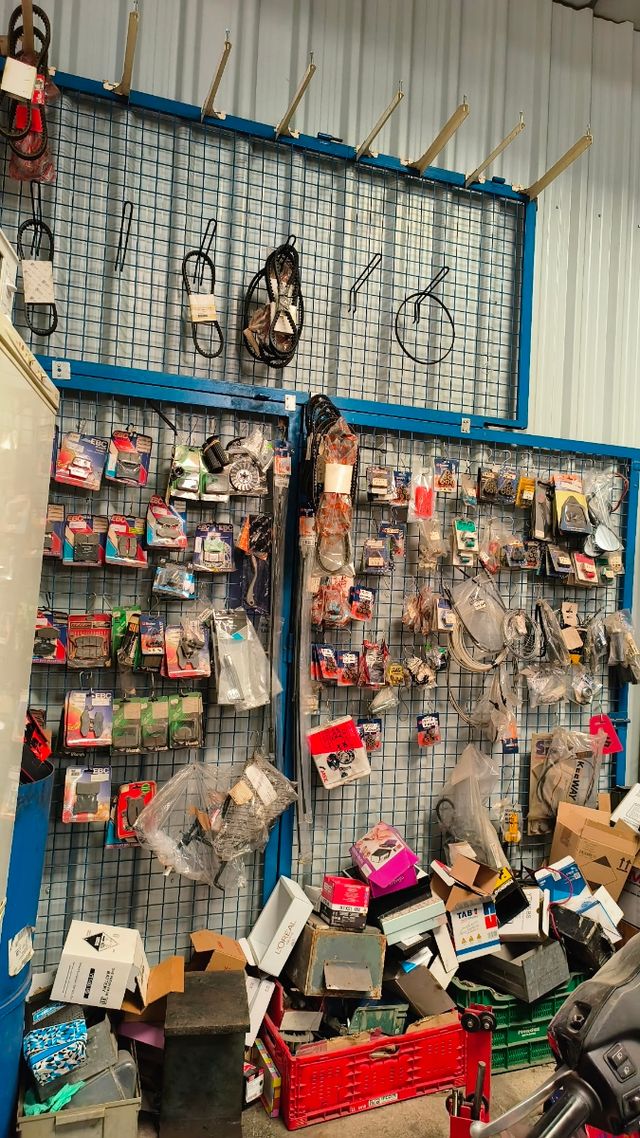 Liquidación taller y almacén de motos