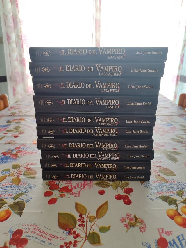 Set 9  libri della saga il diario del vampiro.