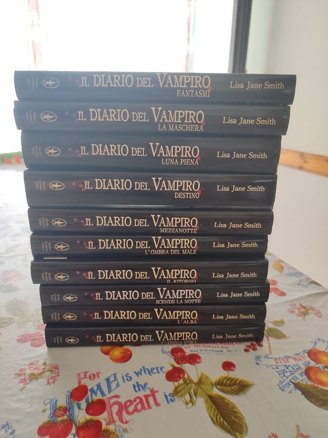 Set 9  libri della saga il diario del vampiro.