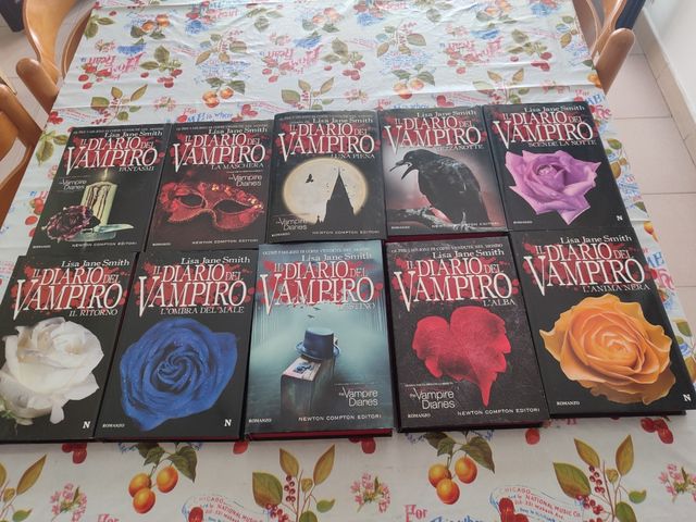 Set 9  libri della saga il diario del vampiro.