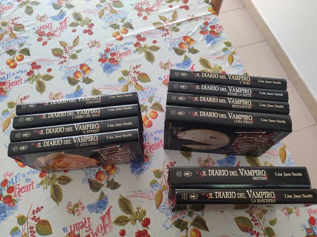 Set 9  libri della saga il diario del vampiro.