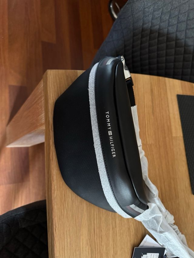 Riñonera Tommy Hilfiger negra