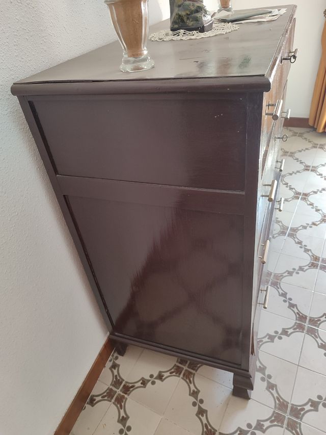 Cómoda, cama, mesita, percha, galería