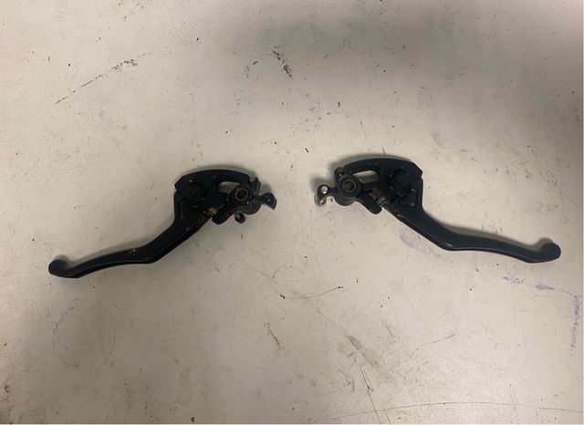 Pareja Manetas Gilles Ducati Monster