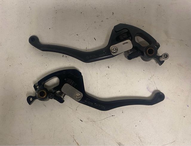 Pareja Manetas Gilles Ducati Monster