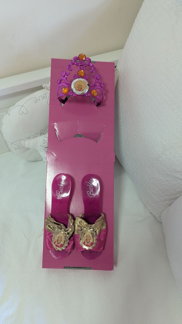 Pack Barbie: zapatos y corona