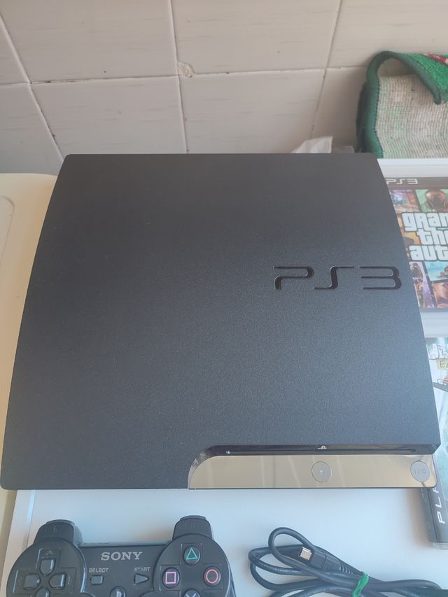 PS3 Slim Negra + 4 Juegos