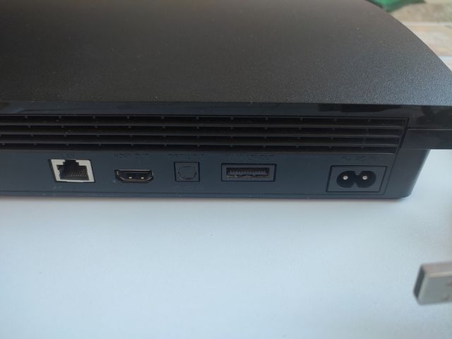 PS3 Slim Negra + 4 Juegos