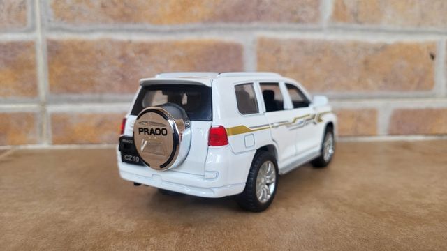 Toyota Land Cruiser Prado J150: Escala