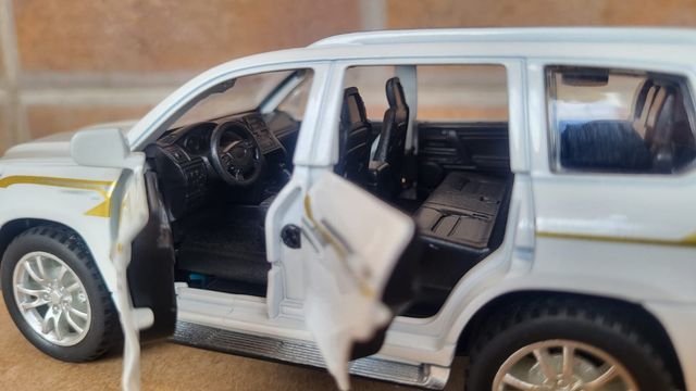 Toyota Land Cruiser Prado J150: Escala