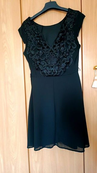 Vestido negro encaje en espalda